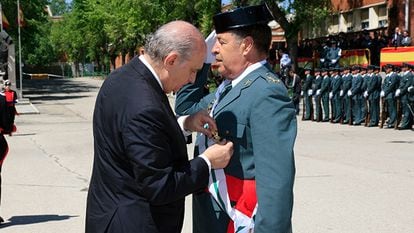 Pedro Vázquez Jarava, condecorado por el ministro del Interior, Jorge Fernández Díaz, en 2014 en Valdemoro (Madrid).