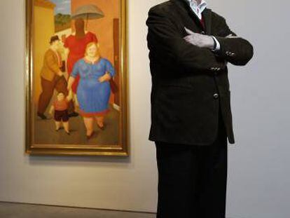 Fernando Botero, junto a su 'The Street' en la galería Marlborough de Madrid.