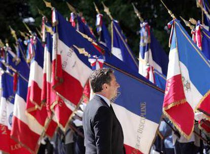 El presidente francés, Nicolas Sarkozy, rinde honores a los héroes de la Resistencia ayer en Chateaubriant.