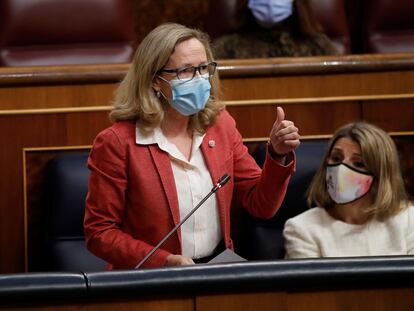 Nadia Calviño, ministra de Asuntos Económicos, y Yolanda Díaz, titular de Trabajo, el pasado 21 de abril en el Congreso de los Diputados en Madrid.