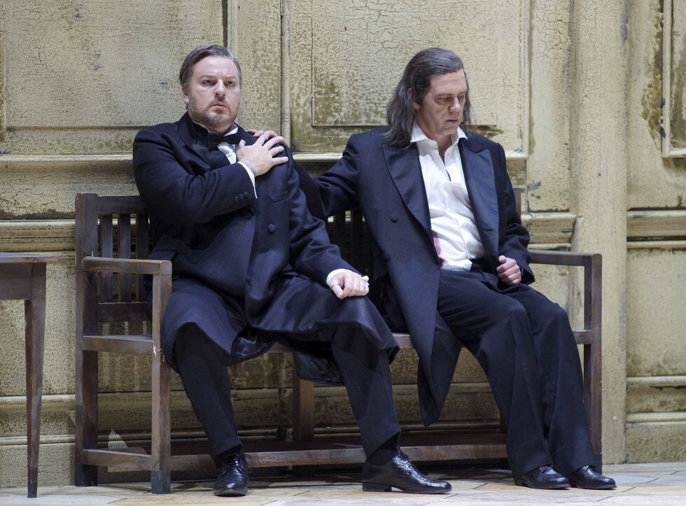 Los barítonos Evgeny Nikitin (izquierda) y Detlef Roth, en 'Parsifal'.