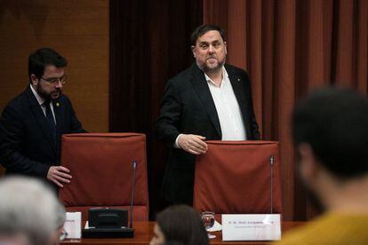El exvicepresidente de la Generalitat Oriol Junqueras (derecha), junto al vicepresidente de la Generalitat, Pere Aragonés, al comienzo de la sesión de la comisión de investigación en la Cámara catalana.