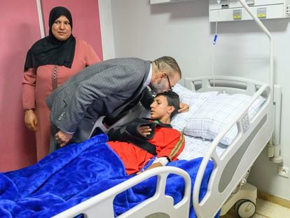 Mohamed VI visita a un herido del terremoto en un hospital de Marraquech, este martes.