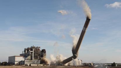 Derribo de la chimenea de la central térmica de Andorra hoy a 16 de febrero de 2023.