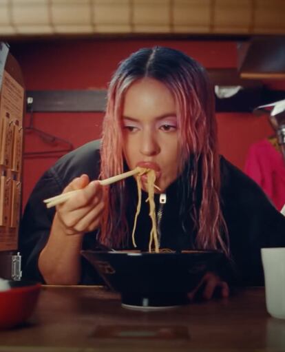 En el videoclip de Tuya, el último single de Rosalía, la cantante aparece disfrutando de unos noodles con la melena rosa. Todo el vídeo es un homenaje a Japón y Scarlett Johansson en Lost in Translation, donde la actriz lleva una peluca rosa en la mítica escena del karaoke donde le canta al personaje de Bill Murray.
