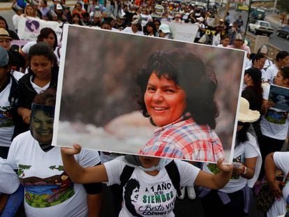 Una manifestación en Tegucigalpa, Honduras, en recuerdo de la ambientalista asesinada Berta Cáceres.