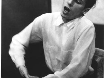 Glenn Gould tocando el piano.