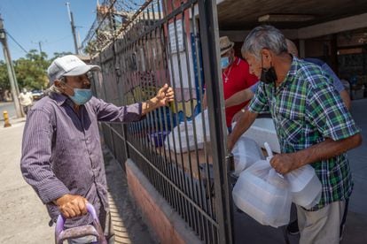 Franco Giménez, de 76 años, considera el alimento que recibe en la parroquia de la comuna de La Pintana, al sur de Santiago de Chile, como “banquete hecho con amor”.