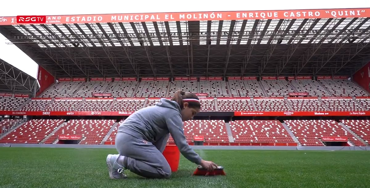 El Sporting de Gijón, objeto de críticas por una campaña sobre el 8M donde se ve a una joven limpiando el césped del Molinón | Fútbol | Deportes