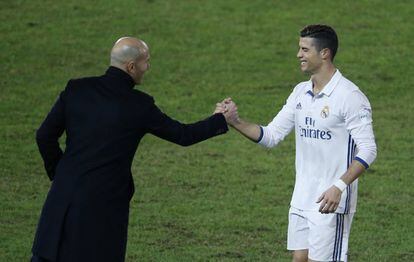 Zidane a Cristiano durante la final del Mundialito. 