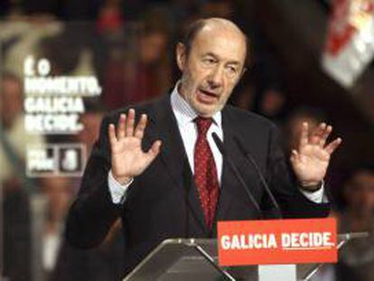 El secretario general del PSOE, Alfredo Pérez Rubalcaba, durante su intervención en el mitin celebrado en Vigo Para apoyar al candidato socialista a la presidencia de la Xunta Pachi Vazquez. EFE/Salvador Sas