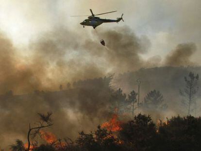 Un helic&oacute;ptero descarga agua sobre el incendio de A Fonsagrada (