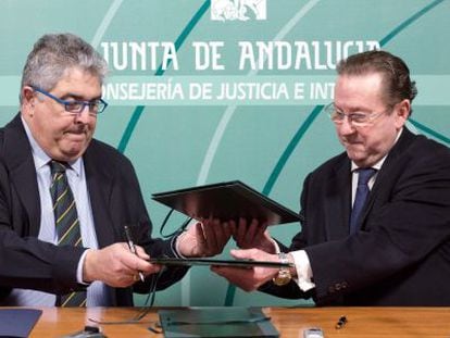 El presidente de los abogados andaluces, José Pascual, y el consejero Emilio Llera.