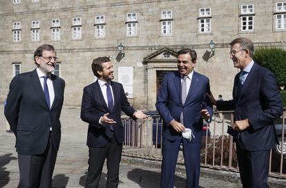 El presidente del PP, Pablo Casado, junto al vicepresidente de la Comisión Europea, Margaritis Schinas; el presidente de al Xunta, Alberto Núñez Feijóo, y el expresidente del Gobierno Mariano Rajoy, este lunes en Santiago.