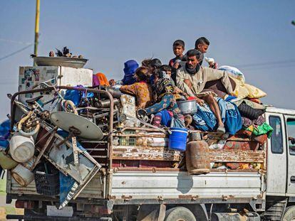 Civiles árabes y kurdos huyen de los bombardeos turcos al norte de Siria este jueves 
