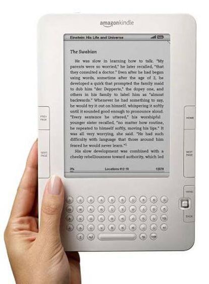 El Kindle permite la descarga de libros y periódicos.