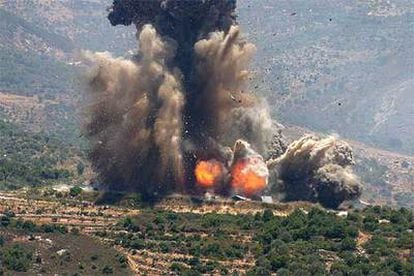 La artillería israelí golpea posiciones de Hezbolá en el sur de Líbano.