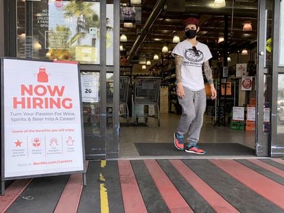 Un cartel anuncia, el pasado viernes, nuevas contrataciones en una tienda de vino en Larkspur (California).