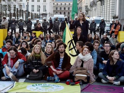 Activistas contra el cambio climático bloquean una calle junto al Parlamento belga.