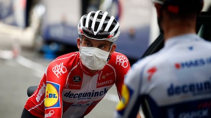 Kasper Asgreen, del Deceuninck Quick-Step, con mascarilla antes de una sesión de entrenamiento previa al Tour en Niza.