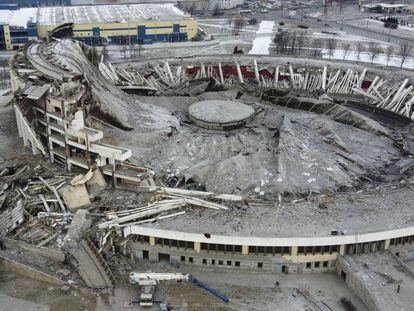En la imagen, vista del estadio de San Petersburgo colapsado tras el accidente. En el vídeo, momento del suceso.
