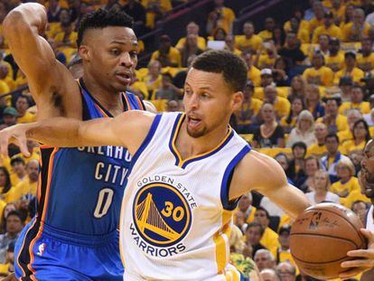 Curry intenta superar a Westbrook.