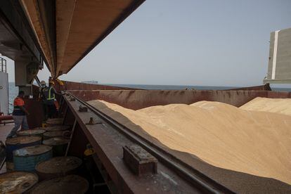 El barco fletado por Naciones Unidas y cargado con 23.000 toneladas de trigo procedente de Ucrania en el puerto de Yibuti, este martes.