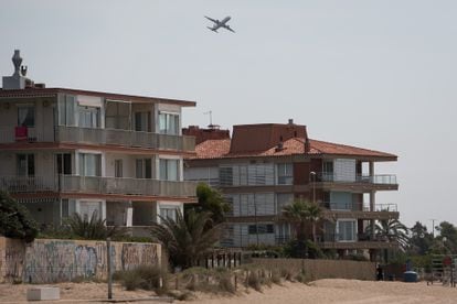 Un avión despega del aeropuerto de El Prat, a pocos kilómetros de la urbanización Gavà Mar.