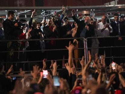 Lula da Silva arenga a sus seguidores de cara a la segunda vuelta en la avenida Paulista, en São Paulo.