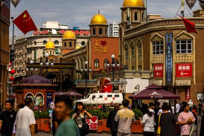 Un vehículo blindado en la entrada del Gran Bazar de Urumqi, una de las principales atracciones turísticas de la capital de la región autónoma de Xinjiang