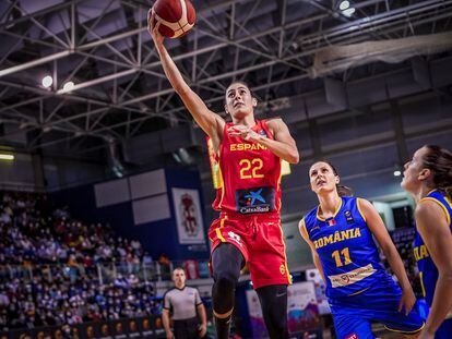 María Conde anota ante las defensoras rumanas. fiba