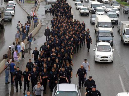 Cientos de policias argelinos uniformados se manifiestan.
