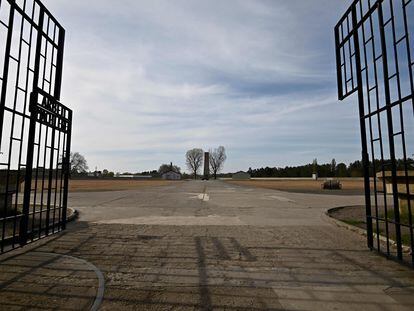 Imagen de la entrada al campo de concentración nazi de Sachsenhausen, al norte de Berlín, en 2020.