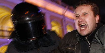 La polic&iacute;a detiene en San Petersburgo a un manifestante.  