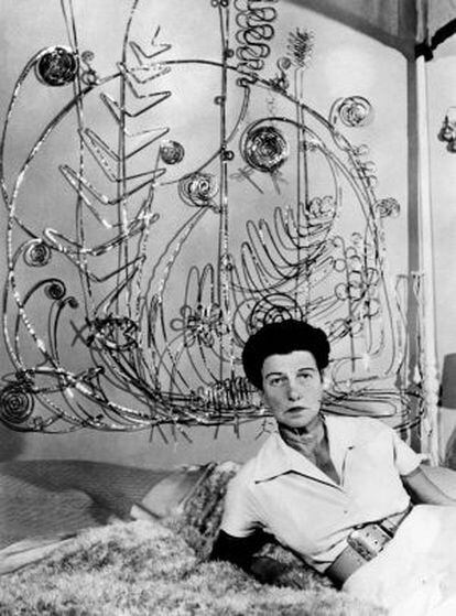 Peggy Guggenheim, coleccionista de arte, junto a una escultura de Alexander Calder, en 1961