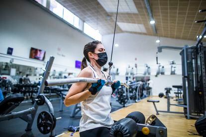 Natalia Fernández-Marcote Marín, opositora a policía nacional, preparándose para las pruebas físicas en el gimnasio Altafit Estudiantes, en Madrid. 