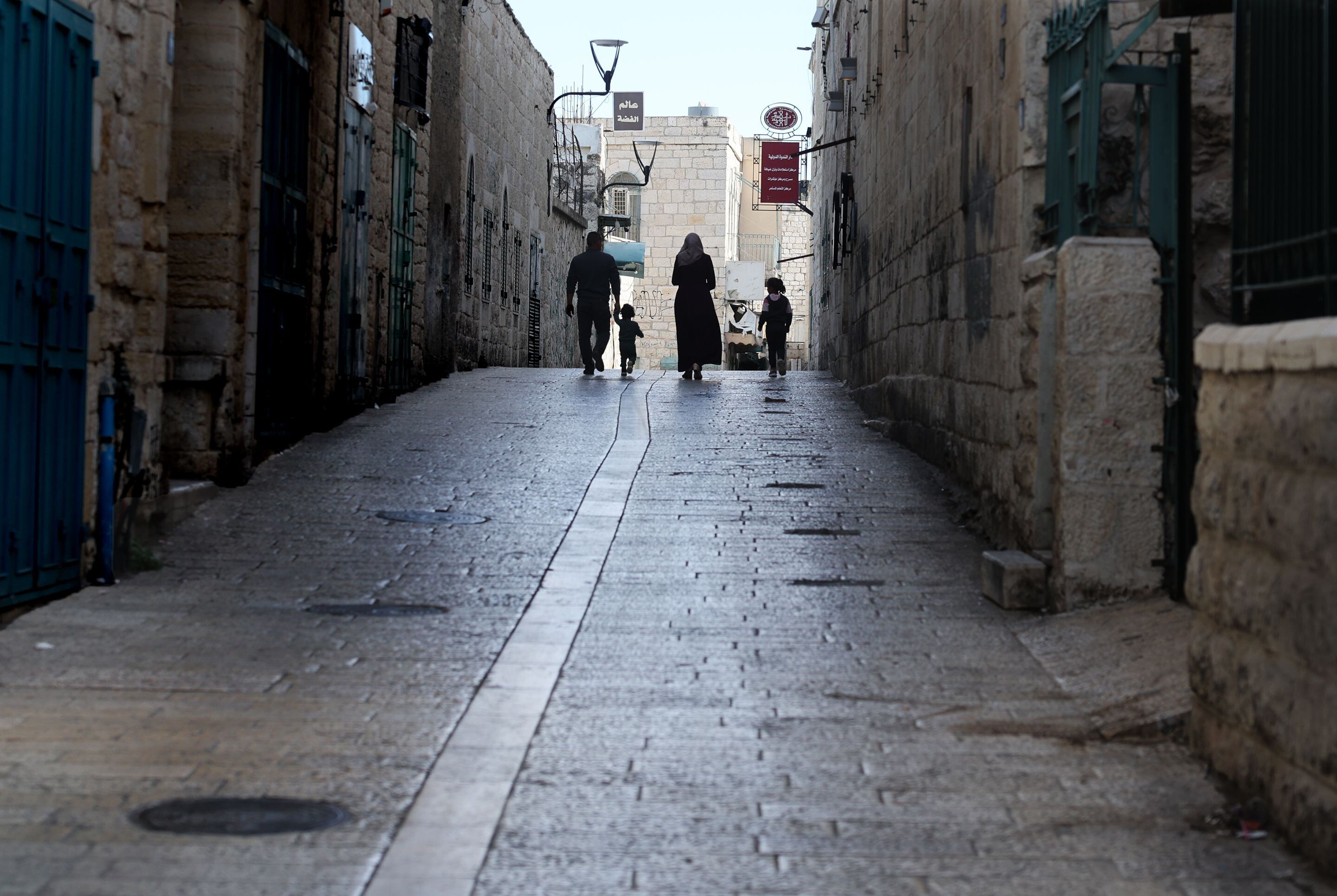 Una familia pasea por una calle vacía de turistas en el el centro de la ciudad de Belén, Cisjordania; el viernes 8 de diciembre.