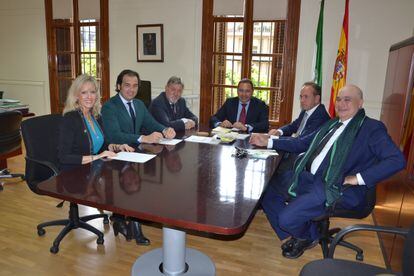 Los presidentes de La Maestranza junto a Ricardo Sánchez, en el centro, Delegado del Gobierno de la Junta de Andalucía en Sevilla.