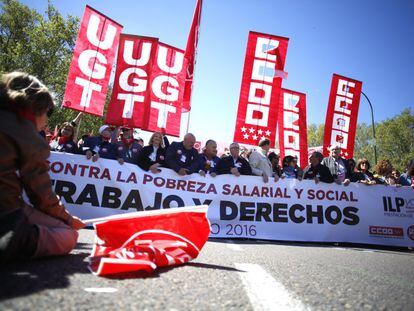 Miles de personas han participado este 1 de mayo en las 76 manifestaciones convocadas en toda España, por CCOO y UGT, en contra de la pobreza salarial y social y que, en esta ocasión, han servido para que los sindicatos pidieran a los ciudadanos el voto "masivo" en las próximas elecciones por un Gobierno de cambio. En la imagen, cabecera de la manifestación en Madrid.