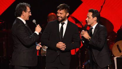Gabriel Abaroa, Ricky Martin y Marc Anthony, en el hotel MGM de las Vegas, durante de entrega al tercero del premio Persona del Año.