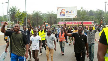 Varios ciudadanos celebran el golpe de Estado en Libreville, la capital de Gabón, este miércoles.