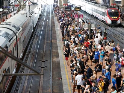 Numerosas personas en los andenes de la estación de Atocha, este jueves durante la incidencia de Cercanías.