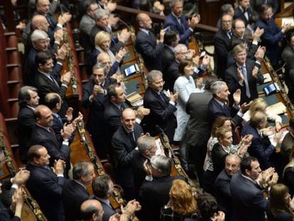 Los diputados italianos aplauden tras la elecci&oacute;n de Napolitano.