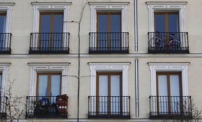 Balcones en la fachada de un edificio de viviendas en la madrileña plaza de Isabel II.