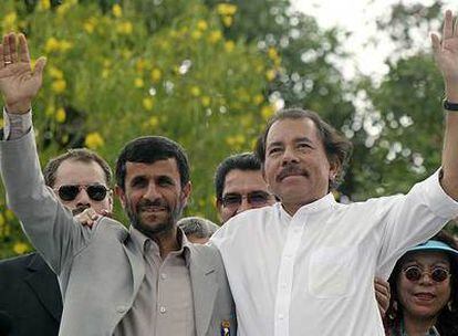 El presidente iraní, Mahmud Ahmadineyad (izquierda), y su homólogo nicaragüense, Daniel Ortega, el pasado enero en Managua.
