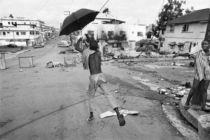 Ni&ntilde;o jugando con un paraguas en Sierra Leona en 1996.
