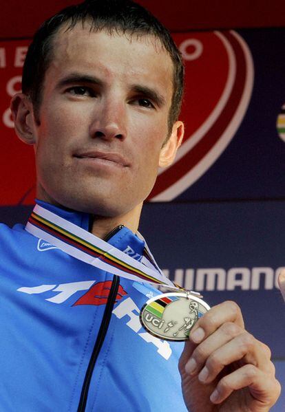 Kolobnev muestra la medalla de plata que consiguió en el campeonato del mundo en ruta de 2009.