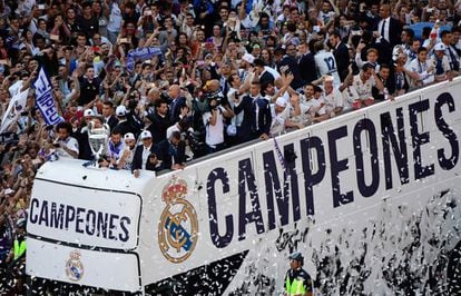 Los jugores del Real Madrid durante su recorrido por las calles de Madrid.