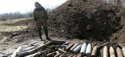 Un rebelde proruso con armamento en los suburbios de Donetsk, Ucrania.