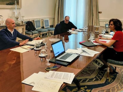 Rubiales, Tebas y Lozano, en la reunión del Palacio de Viana, el sábado 18 de abril.